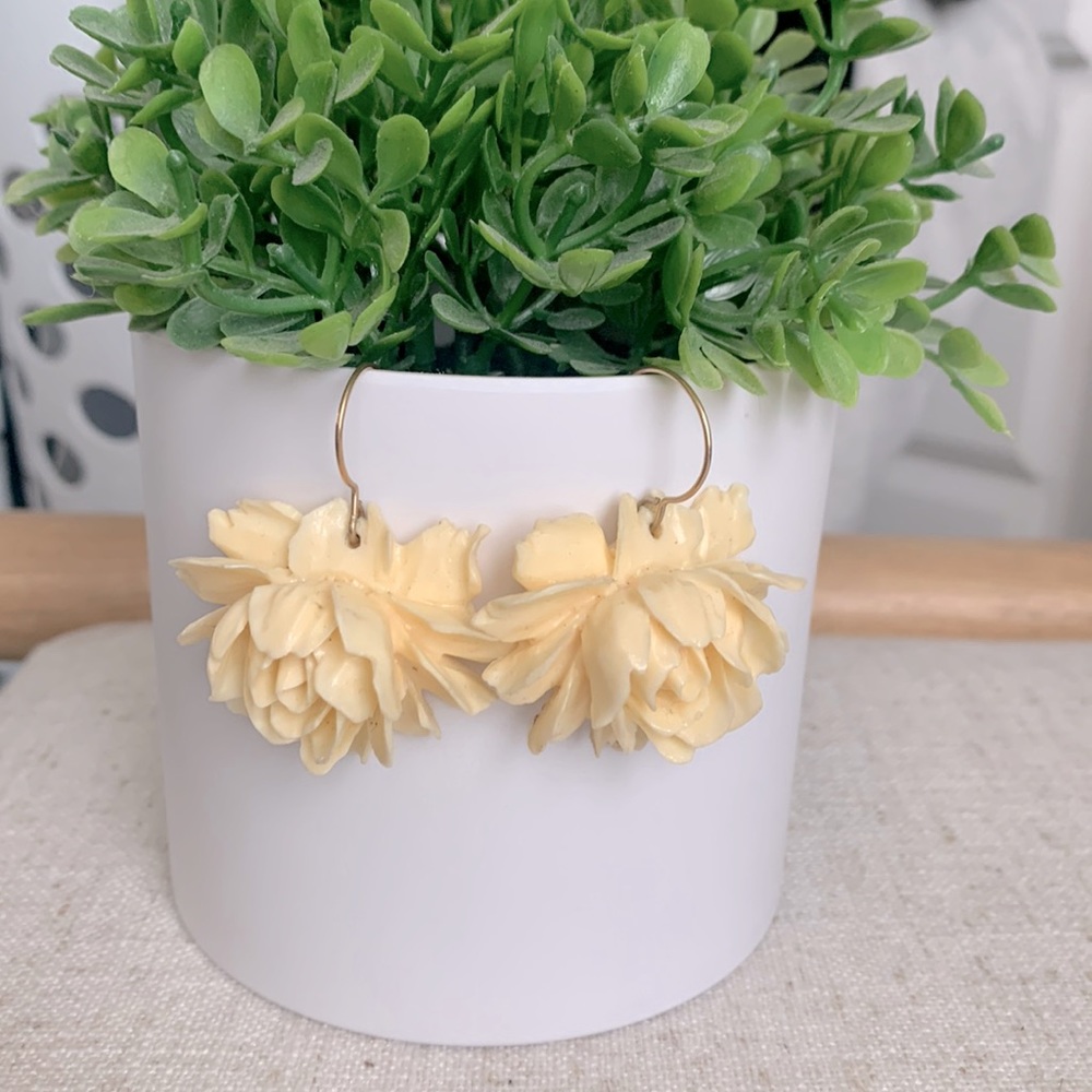 Molded Peony floral earrings in cream/gold